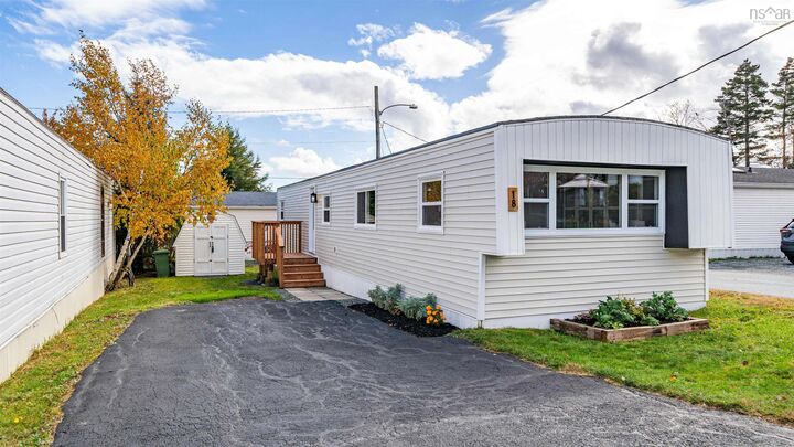 18 Earleton Avenue  Dartmouth NS B2Y 2A7 photo