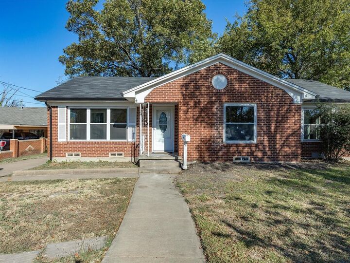 Property Photo: 206 E Belknap Street TX 75119