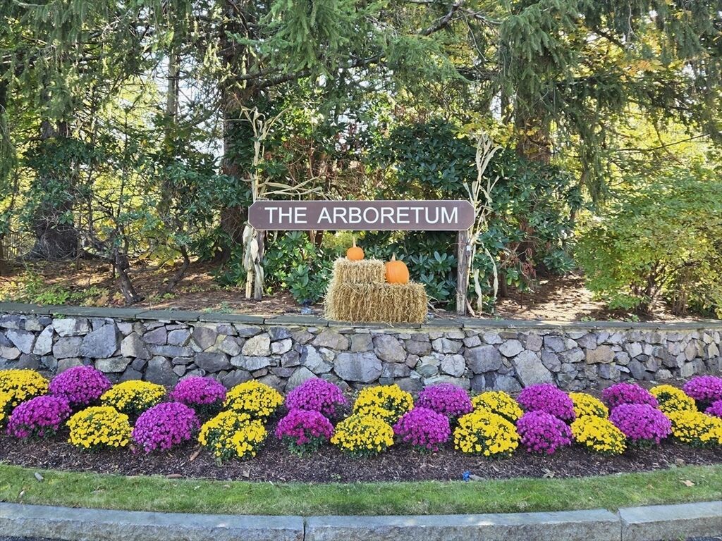 Property Photo:  21 Hawthorne Circle 21  MA 01960