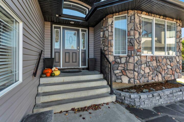 Property Photo:  128 Isbister Close  AB T4R 0B9
