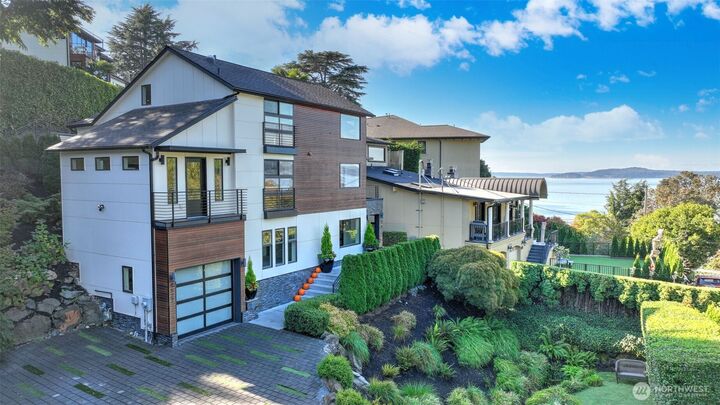 Property Photo:  4527 W Raye Street  WA 98199