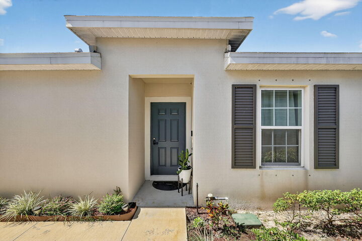 Property Photo:  806 Persimmon Place  FL 34981