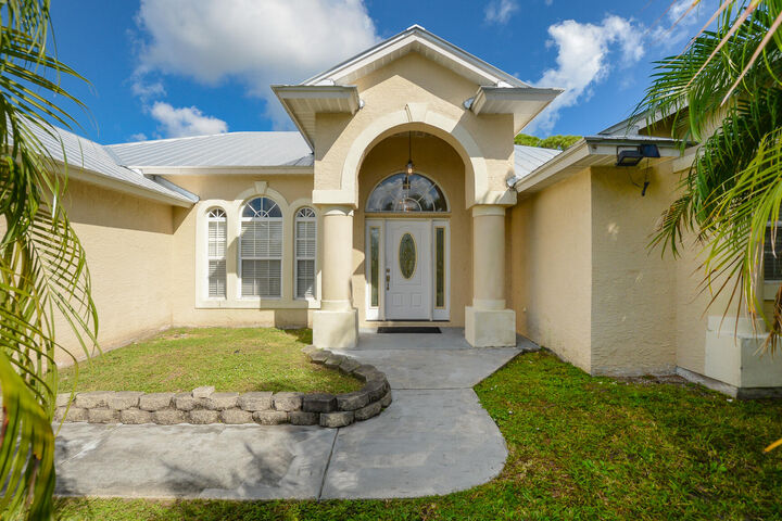 Property Photo:  731 SE Browning Avenue  FL 34983