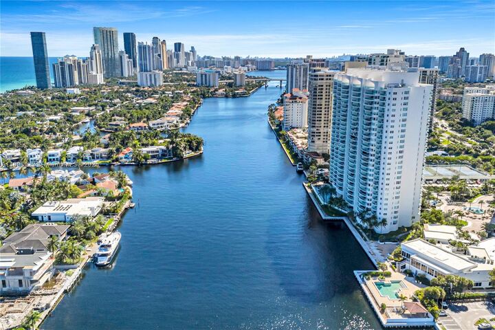 Property Photo:  20201 E Country Club Dr 1907  FL 33180 