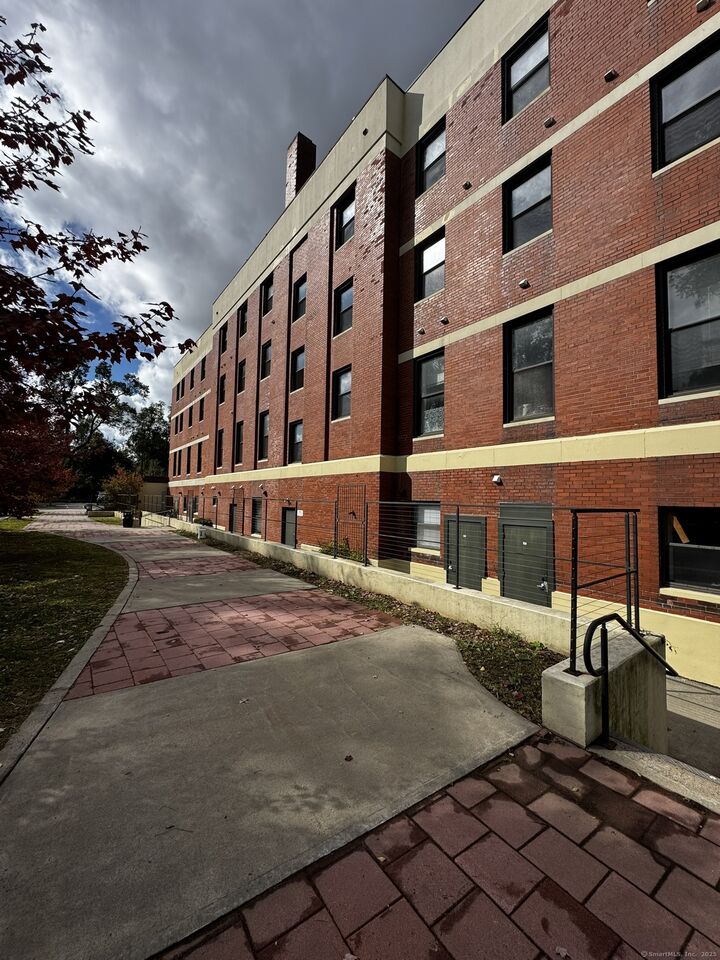 Property Photo:  1435 State Street  CT 06511