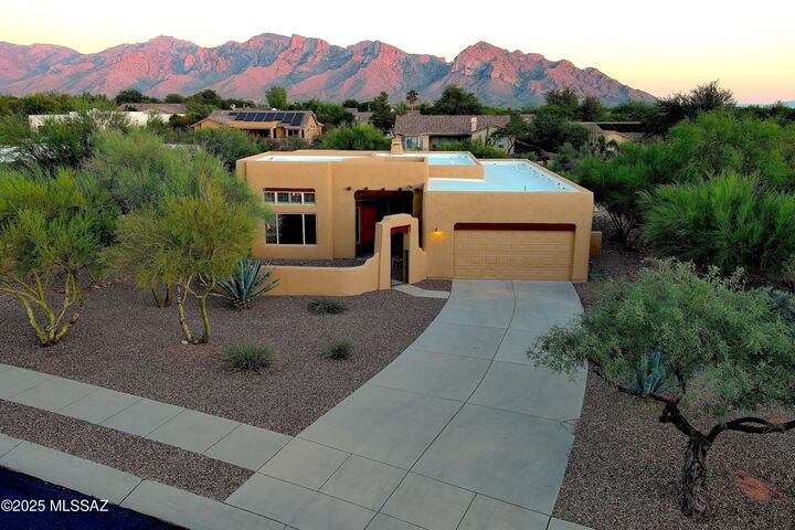 Property Photo: 11720 N Diamond Cholla Place AZ 85737