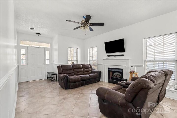 Property Photo: 8927 Little Hampton Place NC 28215