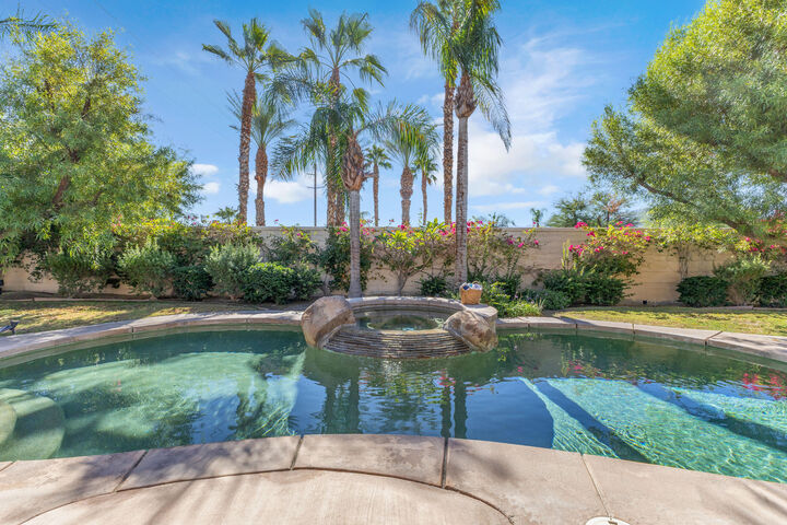 Property Photo:  35 Calle La Reina  CA 92270