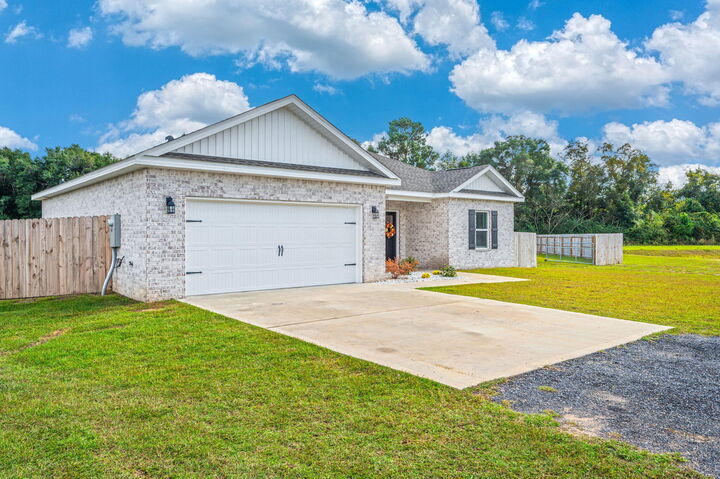 Property Photo: 5225 Griffith Mill Road FL 32531