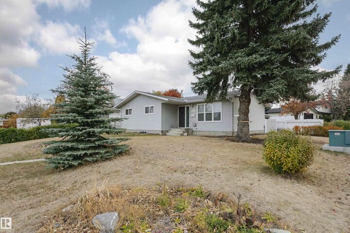 Property Photo:  670 Lee Ridge Road NW  AB T6W 0P2