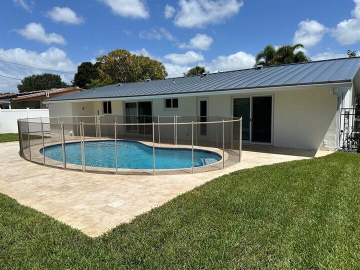 Property Photo:  1600 NE 59th Pl  FL 33334