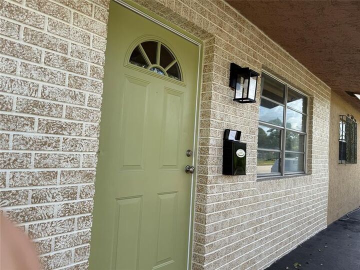 Property Photo: 602 NE 38th St FL 33334