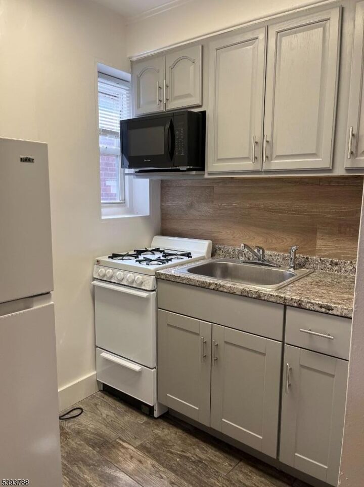 Property Photo:  15 Fairview Ave 6  NJ 07079