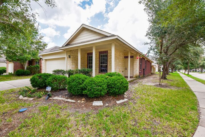 Property Photo:  6014 Starbrook Creek Drive  TX 77494