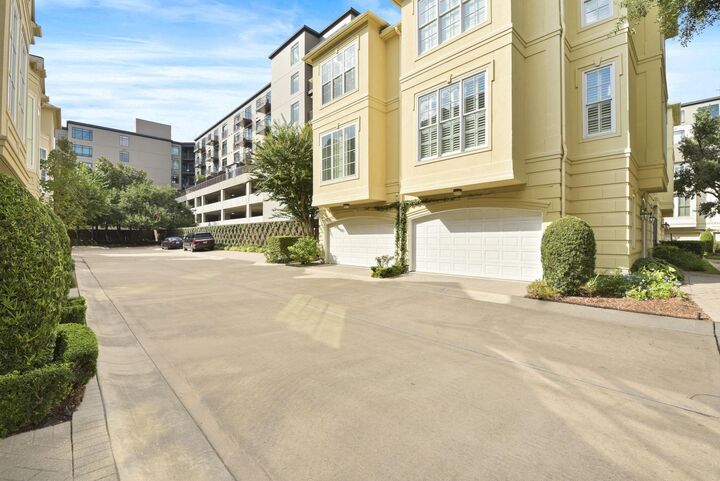 Property Photo: 1918 Greenwich Terrace Drive TX 77019