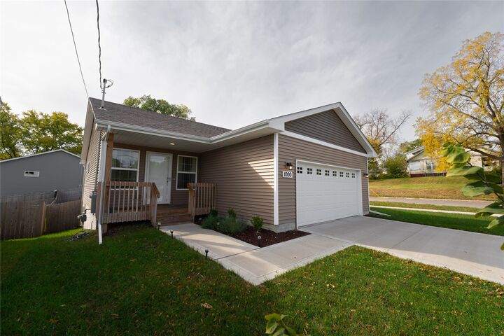 Property Photo:  1000 North Avenue  IA 50211 