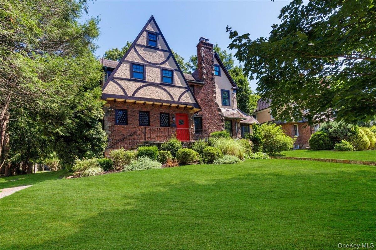 Property Photo:  1017 The Parkway  NY 10543 