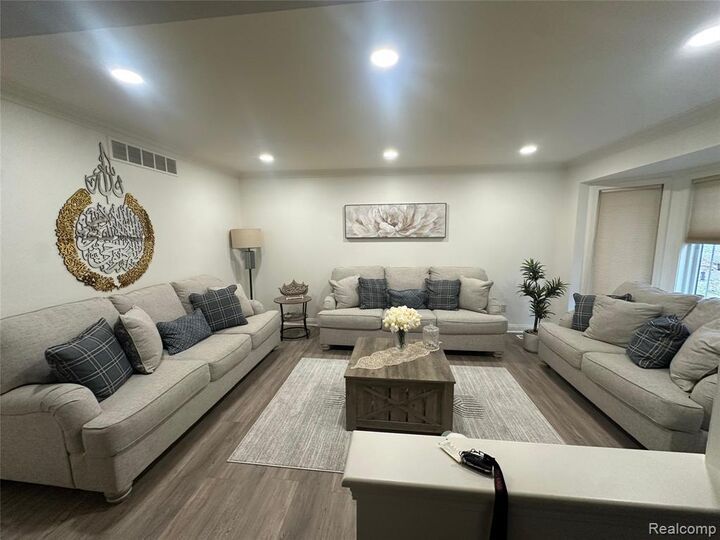 Property Photo:  15608 Hidden Lane  MI 48154 3275 