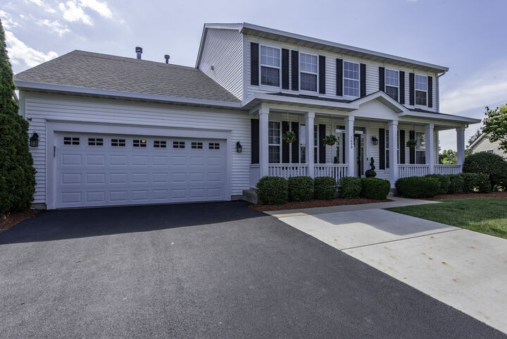 Property Photo:  1650 Natures Way  IL 60046