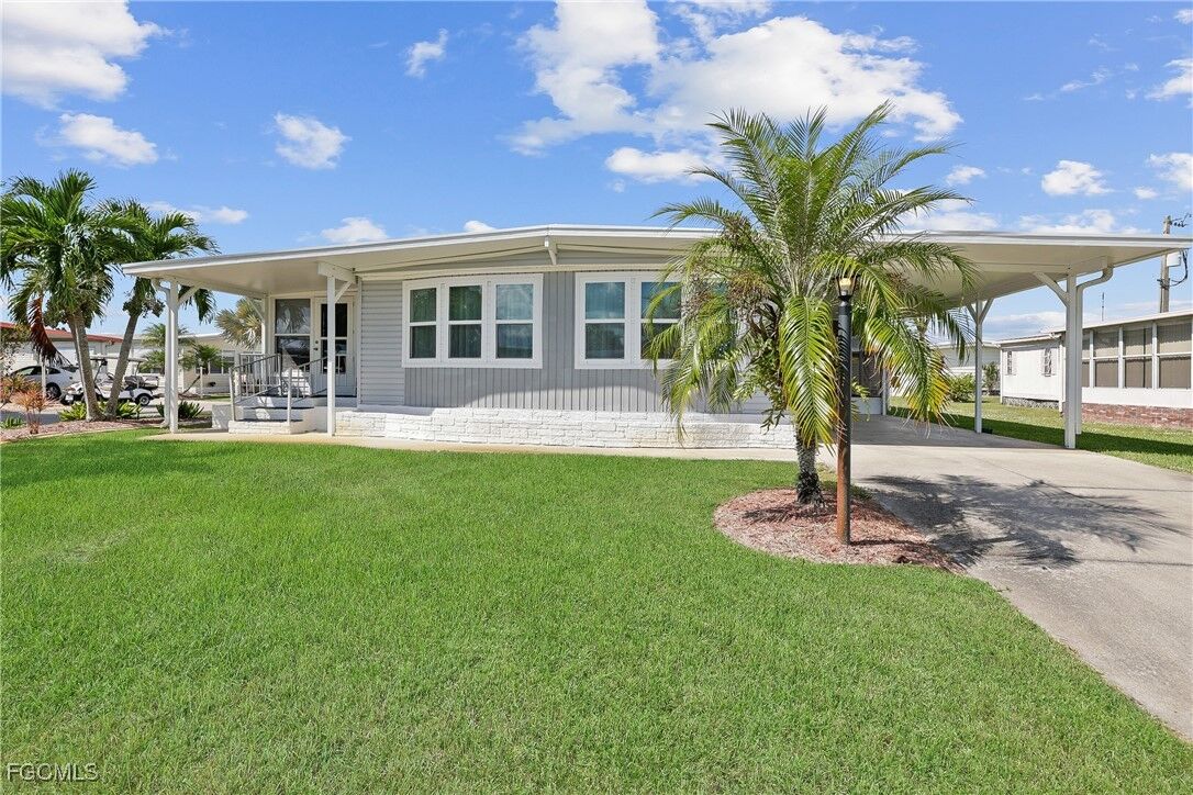 Property Photo:  511 Pine Tree Court  FL 33917 