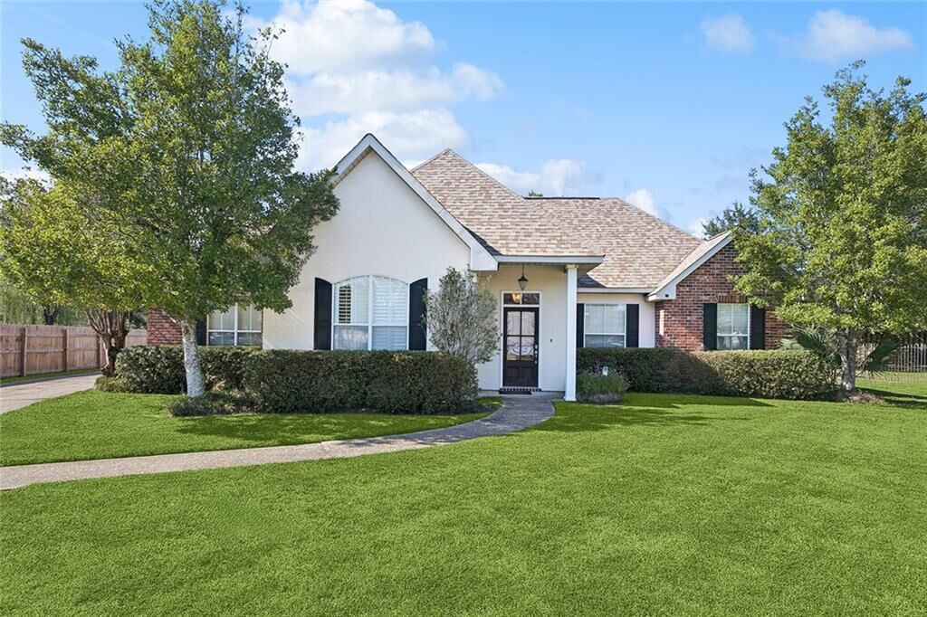 Property Photo:  447 Gainesway Drive  LA 70447 
