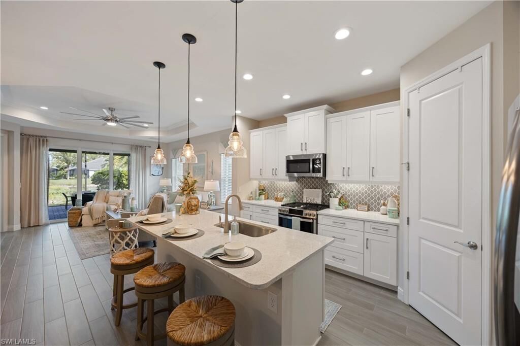 Property Photo:  2322 Marquesa Cir  FL 34112 