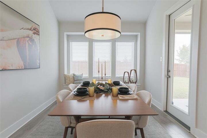 Property Photo:  924 Hawthorn Lane  TX 76063