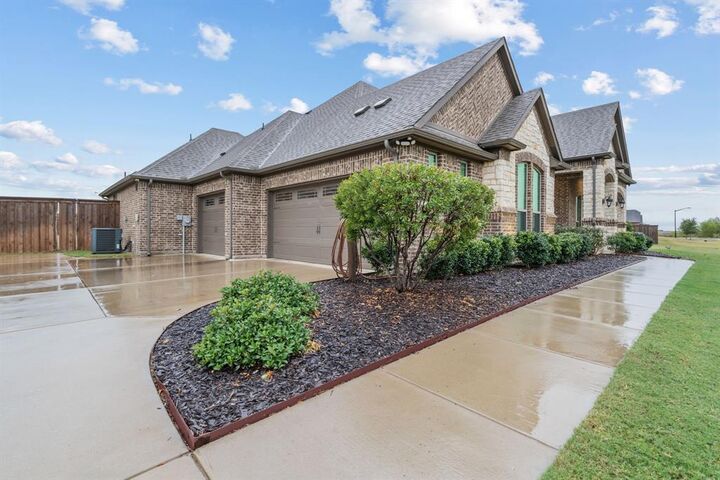 Property Photo:  620 Nighthorse Circle  TX 75165