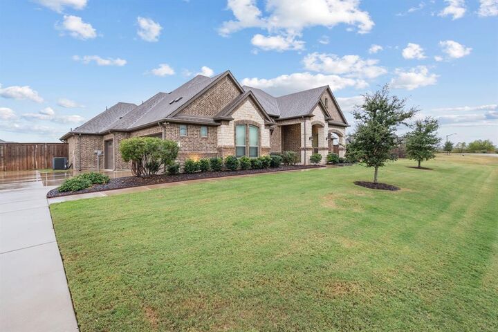 Property Photo:  620 Nighthorse Circle  TX 75165 