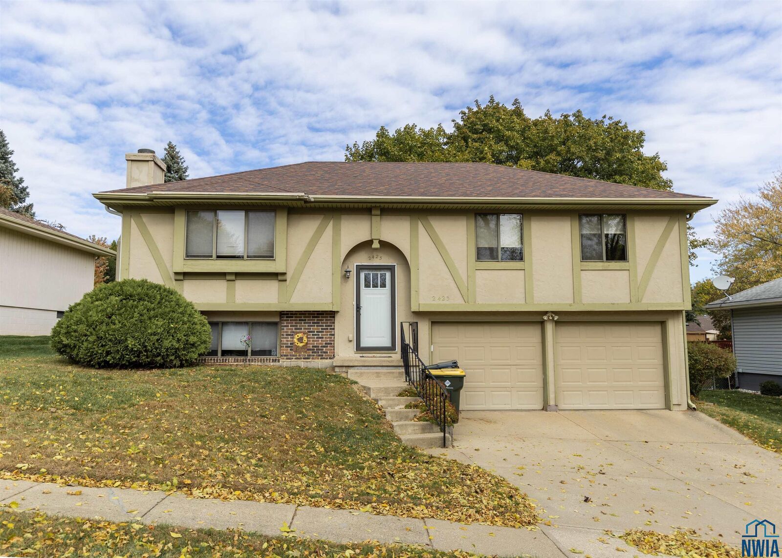 Property Photo:  2425 Apache Dr.  IA 51104