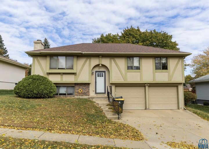 2425 Apache Dr.  Sioux City IA 51104 photo