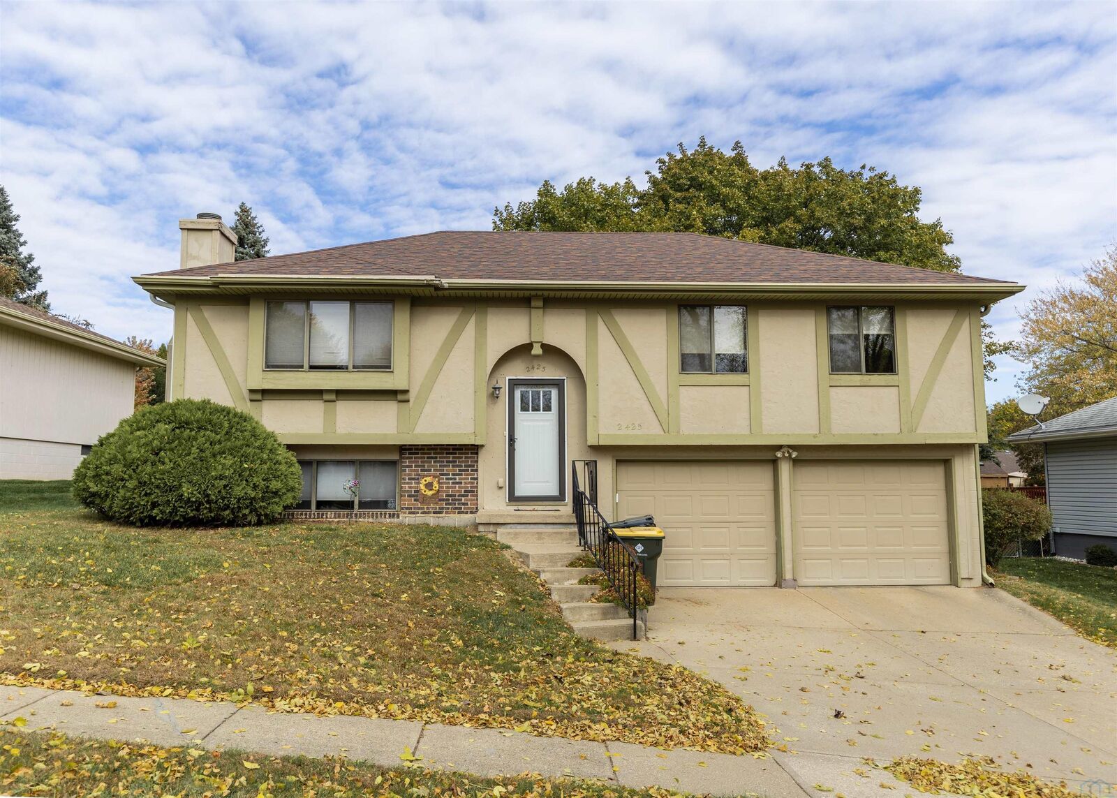 Property Photo:  2425 Apache Dr.  IA 51104 