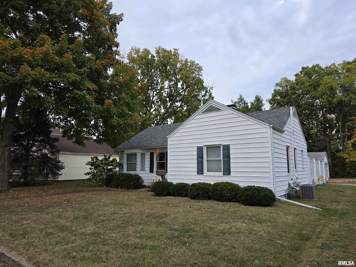 Property Photo: 617 W Beech Street IL 61523