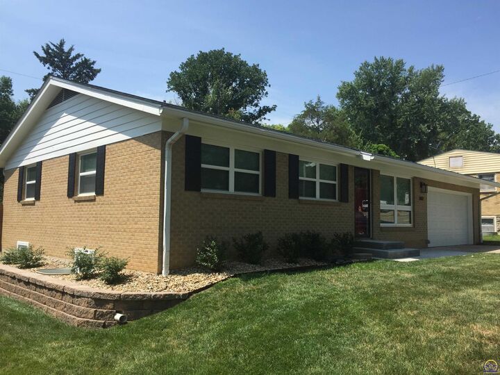 Property Photo:  1407 SW 29th St  KS 66611-1205