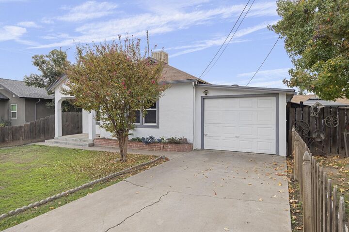 Property Photo:  605 E Tulare Avenue  CA 93292