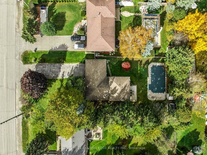 Photo de la propriété:  63 Lakeridge Road S  ON L1P 1K6