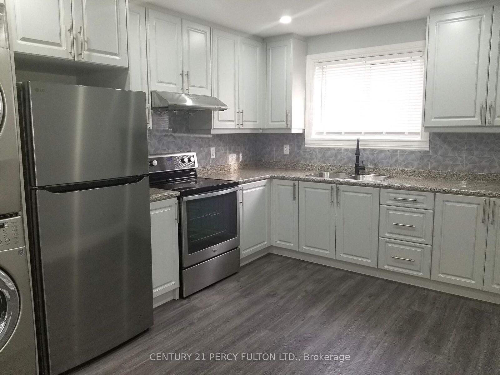 Photo de la propriété: 1033 Centre Street N ON L1N 4V4