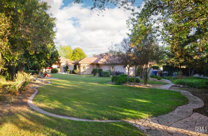 Property Photo: 1700 Norwich Way CA 93311