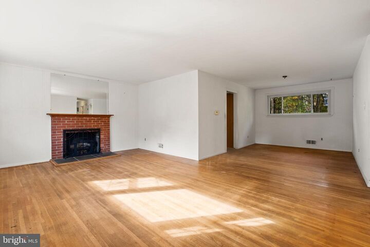 Property Photo:  5512 Flag Run Drive  VA 22151 