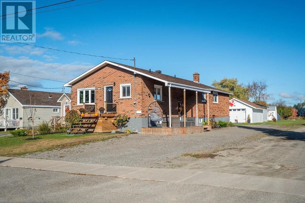 Photo de la propriété:  138 Churchill Ave  ON P6C 2P9