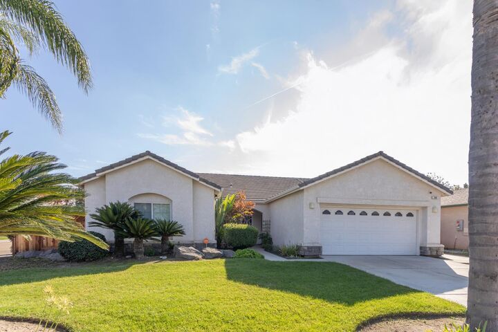 Property Photo:  586 W Lindquist Street  CA 93631 