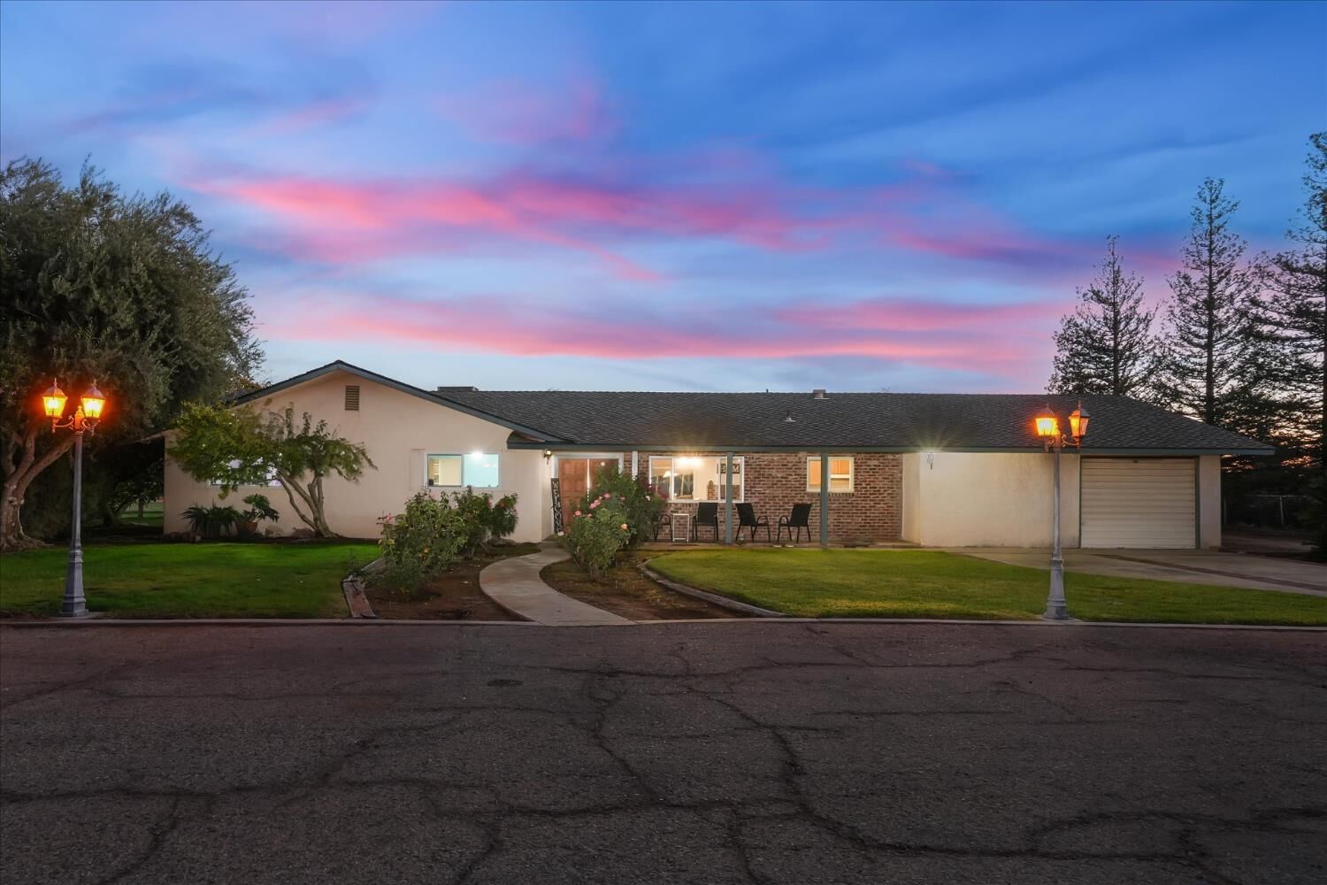 Property Photo:  13717 E Shaw Avenue  CA 93657