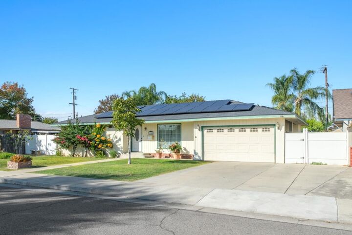 Property Photo:  2040 Cypress Street  CA 93662 