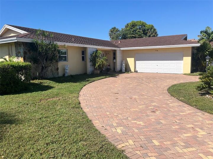Property Photo:  5728 S Bayberry Ln  FL 33319