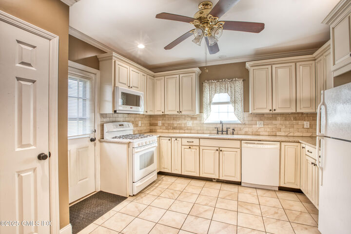 Property Photo:  5 Hervey Street  CT 06830 