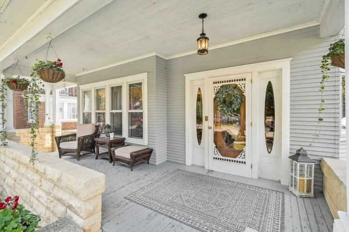 Property Photo:  707 N Main  IA 52043