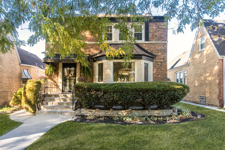 Property Photo:  3312 N New England Avenue  IL 60634
