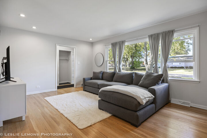 Property Photo:  1S325 Buttercup Lane  IL 60181 