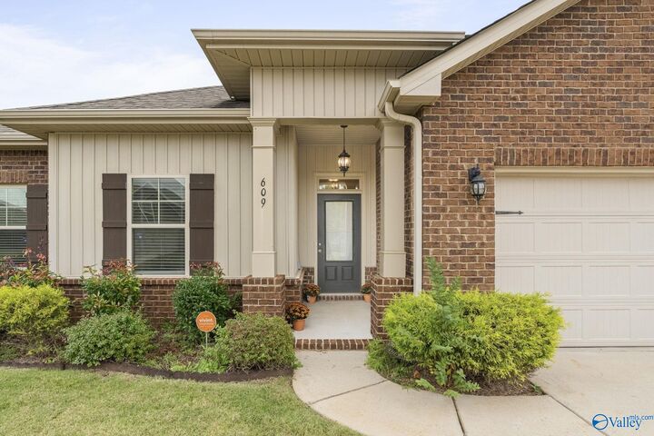 Property Photo:  609 Willow Crest SW  AL 35756