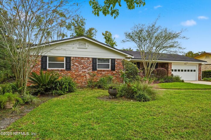 Property Photo:  8648 Lincolnshire Road W  FL 32217